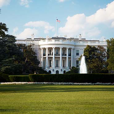 Shutterstock image: the White House.